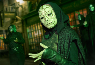 Universal orlando resort Death-Eaters-Leave-Their-Mark-on-The-Wizarding-World-of-Harry-Potter-Diagon-Alley